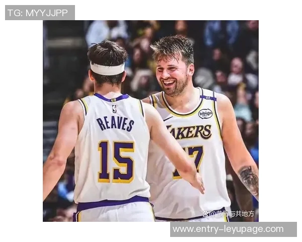 詹姆斯与东契奇共同承担责任应对里夫斯缺阵的挑战与决策压力